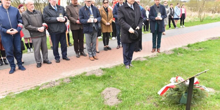 29.04.2022. Aleja Katyńska w Końskich. Oddanie hołdu konecczanom, którzy zginęli w Katyniu i innych miejscach kaźni w Rosji / Magdalena Galas-Klusek / Radio Kielce