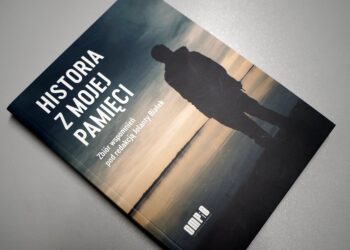 Książka „Historia z mojej pamięci” będąca podsumowaniem pierwszej edycji konkursu / Fot. Kamil Król - Radio Kielce