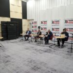 03.04.2022. Kielce. Studio Polityczne Radia Kielce. Na zdjęciu (od lewej): Michał Kita - Radio Kielce, Jacek Toś - PiS, Anna Myślińska - PO KO, Czesław Siekierski - PSL KP, Michał Sokolnicki - Konfederacja Partia KORWiN, Filip Strząbała - Nowa Lewica / Kamil Król / Radio Kielce