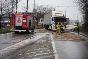 05.04.2022. Kielce. Usuwanie skutków wypadku na ulicy Łódzkiej / Sebastian Kalwat / Radio Kielce