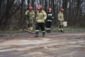 05.04.2022. Kielce. Usuwanie skutków wypadku na ulicy Łódzkiej / Sebastian Kalwat / Radio Kielce