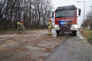 05.04.2022. Kielce. Usuwanie skutków wypadku na ulicy Łódzkiej / Sebastian Kalwat / Radio Kielce