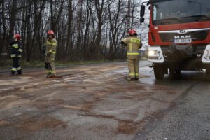 05.04.2022. Kielce. Usuwanie skutków wypadku na ulicy Łódzkiej / Sebastian Kalwat / Radio Kielce