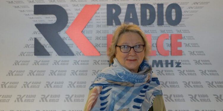 10.04.2022. Radio Kielce. Spodziewany Gość. Na zdjęciu: Grażyna Szkonter - prezes stowarzyszenia „Rodzina Policyjna 1939” w Kielcach / Piotr Kwaśniewski / Radio Kielce