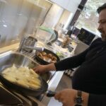 08.04.2022. Radio Kielce. Smacznego weekendu. Na zdjęciu: Konrad Stokowiec - szef kuchni restauracji w Willa Hueta / Piotr Kwaśniewski / Radio Kielce