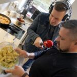 08.04.2022. Radio Kielce. Smacznego weekendu. Na zdjęciu (od lewej): Stanisław Blinstrub - Radio Kielce i Konrad Stokowiec - szef kuchni restauracji w Willa Hueta / Piotr Kwaśniewski / Radio Kielce