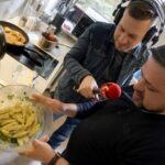 08.04.2022. Radio Kielce. Smacznego weekendu. Na zdjęciu (od lewej): Stanisław Blinstrub - Radio Kielce i Konrad Stokowiec - szef kuchni restauracji w Willa Hueta / Piotr Kwaśniewski / Radio Kielce