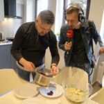 08.04.2022. Radio Kielce. Smacznego weekendu. Na zdjęciu (od lewej): Konrad Stokowiec - szef kuchni restauracji w Willa Hueta i Stanisław Blinstrub - Radio Kielce / Piotr Kwaśniewski / Radio Kielce