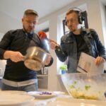 08.04.2022. Radio Kielce. Smacznego weekendu. Na zdjęciu (od lewej): Konrad Stokowiec - szef kuchni restauracji w Willa Hueta i Stanisław Blinstrub - Radio Kielce / Piotr Kwaśniewski / Radio Kielce