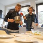 08.04.2022. Radio Kielce. Smacznego weekendu. Na zdjęciu (od lewej): Konrad Stokowiec - szef kuchni restauracji w Willa Hueta i Stanisław Blinstrub - Radio Kielce / Piotr Kwaśniewski / Radio Kielce