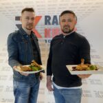08.04.2022. Radio Kielce. Smacznego weekendu. Na zdjęciu (od lewej): Stanisław Blinstrub - Radio Kielce i Konrad Stokowiec - szef kuchni restauracji w Willa Hueta / Piotr Kwaśniewski / Radio Kielce