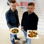 08.04.2022. Radio Kielce. Smacznego weekendu. Na zdjęciu (od lewej): Stanisław Blinstrub - Radio Kielce i Konrad Stokowiec - szef kuchni restauracji w Willa Hueta / Piotr Kwaśniewski / Radio Kielce