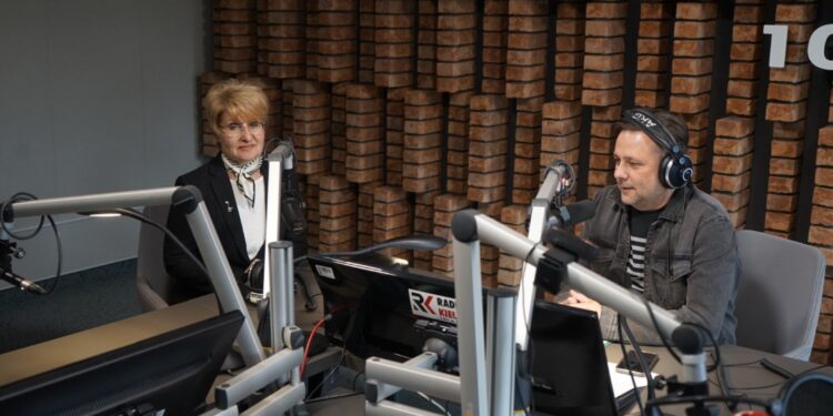 13.04.2022. Kielce. Na zdjęciu (od lewej): Dorota Koczwańska-Kalita - naczelnik Delegatury IPN w Kielcach, Robert Szumielewicz - Radio Kielce / Sebastian Kalwat / Radio Kielce