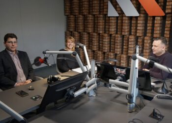 19.04.2022. Radio Kielce. Punkty Widzenia. Na zdjęciu (od lewej): Marcin Stępniewski - kielecki radny, Katarzyna Czech-Kruczek - wiceprzewodnicząca kieleckiej rady miasta, Robert Szumielewicz - dziennikarz Radia Kielce / Sebastian Kalwat / Radio Kielce