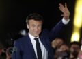 24.04.2022. Paryż. Prezydent Francji Emmanuel Macron świętuje na scenie po wygraniu drugiej tury wyborów prezydenckich we Francji / PAP/EPA/GUILLAUME HORCAJUELO
