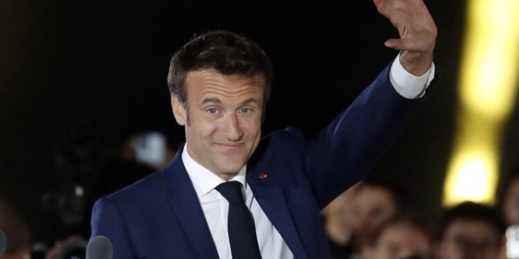 24.04.2022. Paryż. Prezydent Francji Emmanuel Macron świętuje na scenie po wygraniu drugiej tury wyborów prezydenckich we Francji / PAP/EPA/GUILLAUME HORCAJUELO