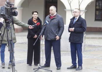 20.04.2022. Kielce. Konferencja PO. Na zdjęciu (od lewej): Marzena Okła-Drewnowicz - wiceprzewodnicząca PO, Adam Cyrański - poseł PO KO, Artur Gierada - przewodniczący świętokrzyskich struktur PO / Jarosław Kubalski / Radio Kielce