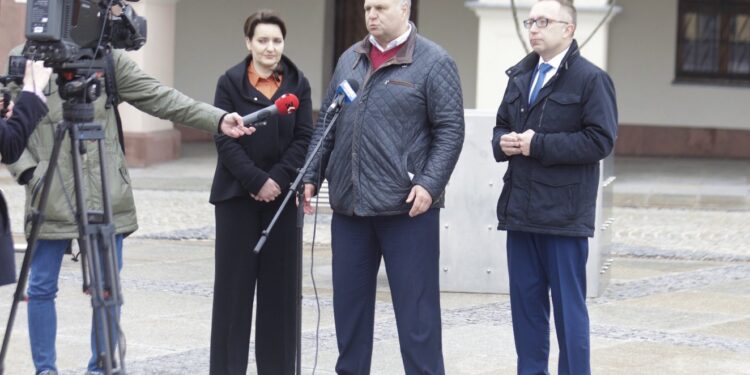 20.04.2022. Kielce. Konferencja PO. Na zdjęciu (od lewej): Marzena Okła-Drewnowicz - wiceprzewodnicząca PO, Adam Cyrański - poseł PO KO, Artur Gierada - przewodniczący świętokrzyskich struktur PO / Jarosław Kubalski / Radio Kielce