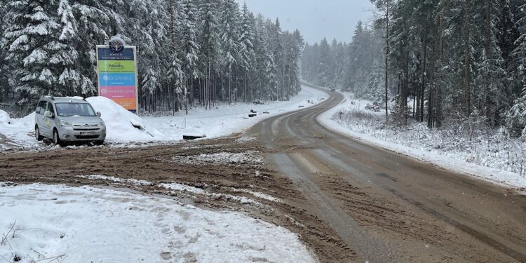 01.04.2022. Miejsce budowy ronda przy zjeździe do ośrodka Polanika w Zagnańsku / Wiktor Taszłow / Radio Kielce