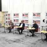 10.04.2022. Kielce. Studio Polityczne Radia Kielce. Na zdjęciu (od lewej): Tomasz Pleban - PiS, Andrzej Szejna -  Nowa Lewica, Michał Skotnicki - PSL, Łukasz Wasilewski - Konfederacja Ruch Narodowy, Wiktor Pytlak - PO / Sebastian Kalwat / Radio Kielce