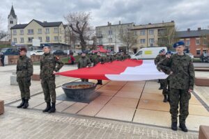 23.04.2022. Starachowice. Ślubowanie klas pierwszych szkół Zakładu Doskonalenia Zawodowego / Anna Głąb / Radio Kielce