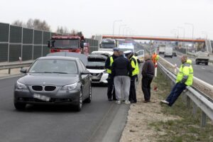 20.04.2022. Bilcza. Zderzenie trzech aut / Jarosław Kubalski / Radio Kielce