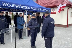 08.04.2022. Szydłów. Otwarcie posterunku policji. Na zdjęciu: insp. Agata Malasińska-Nagórny - zastępca Komendanta Wojewódzkiego Policji w Kielcach i asp. sztab. Tomasz Bilski - kierownik posterunku policji w Szydłowie / Michał Kita / Radio Kielce