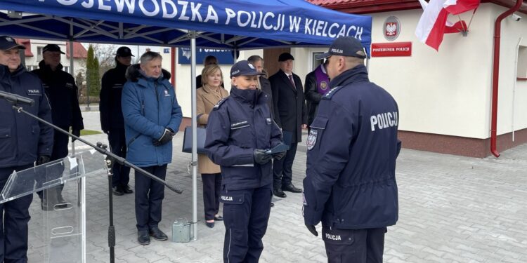 08.04.2022. Szydłów. Otwarcie posterunku policji. Na zdjęciu: insp. Agata Malasińska-Nagórny - zastępca Komendanta Wojewódzkiego Policji w Kielcach i asp. sztab. Tomasz Bilski - kierownik posterunku policji w Szydłowie  / Michał Kita / Radio Kielce