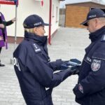 08.04.2022. Szydłów. Otwarcie posterunku policji. Na zdjęciu: insp. Agata Malasińska-Nagórny - zastępca Komendanta Wojewódzkiego Policji w Kielcach i asp. sztab. Tomasz Bilski - kierownik posterunku policji w Szydłowie  / Michał Kita / Radio Kielce