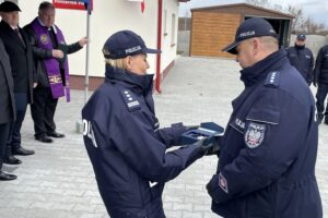 08.04.2022. Szydłów. Otwarcie posterunku policji. Na zdjęciu: insp. Agata Malasińska-Nagórny - zastępca Komendanta Wojewódzkiego Policji w Kielcach i asp. sztab. Tomasz Bilski - kierownik posterunku policji w Szydłowie / Michał Kita / Radio Kielce