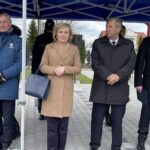 08.04.2022. Szydłów. Otwarcie posterunku policji. Na zdjęciu (od lewej): Zbigniew Koniusz - wojewoda świętokrzyski, Anna Krupka - wiceminister sportu i turystyki, Andrzej Tuz - burmistrz Szydłowa / Michał Kita / Radio Kielce