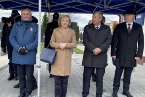 08.04.2022. Szydłów. Otwarcie posterunku policji. Na zdjęciu (od lewej): Zbigniew Koniusz - wojewoda świętokrzyski, Anna Krupka - wiceminister sportu i turystyki, Andrzej Tuz - burmistrz Szydłowa / Michał Kita / Radio Kielce