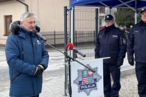 08.04.2022. Szydłów. Otwarcie posterunku policji. Na zdjęciu: Zbigniew Koniusz - wojewoda świętokrzyski / Michał Kita / Radio Kielce