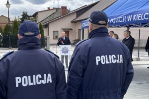 08.04.2022. Szydłów. Otwarcie posterunku policji. Na zdjęciu (przemawia): Andrzej Tuz - burmistrz Szydłowa / Michał Kita / Radio Kielce