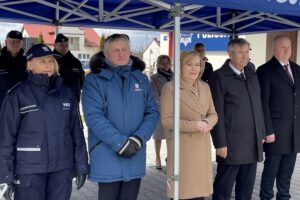 08.04.2022. Szydłów. Otwarcie posterunku policji. Na zdjęciu (od lewej): Agata Malasińska-Nagórny - zastępca Komendanta Wojewódzkiego Policji w Kielcach, Zbigniew Koniusz - wojewoda świętokrzyski, Anna Krupka - wiceminister sportu i turystyki, Józef Żółciak - starosta staszowski, Andrzej Tuz - burmistrz Szydłowa / Michał Kita / Radio Kielce