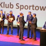 04.04.2022. Kielce. Gala na Podsumowanie Roku Sportowego 2021. Wyróżnienia wręcza  Bogdan Wenta - prezydent Kielc, Marcin Chłodnicki - wiceprezydent Kielc / Wiktor Taszłow / Radio Kielce