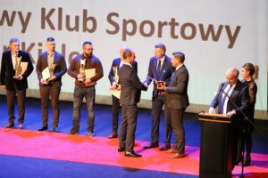 04.04.2022. Kielce. Gala na Podsumowanie Roku Sportowego 2021. Wyróżnienia wręcza Bogdan Wenta - prezydent Kielc, Marcin Chłodnicki - wiceprezydent Kielc / Wiktor Taszłow / Radio Kielce