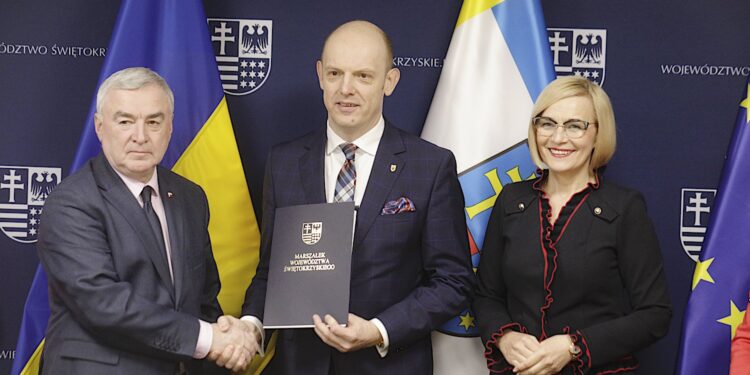 20.04.2022. Kielce. Podpisanie umów na termomodernizacje placówek oświatowych. Na zdjęciu (od lewej): Andrzej Bętkowski - marszałek województwa świętokrzyskiego, Wojciech Ślefarski - wójt Zagnańska i Renata Janik - wicemarszałek województwa świętokrzyskiego / Jarosław Kubalski / Radio Kielce