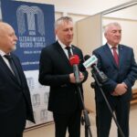 08.04.2022. Busko-Zdrój. Konferencja prasowa zorganizowana przez Uzdrowisko Busko-Zdrój S.A. Na zdjęciu (od lewej): Stanisław Grzesiak, wiceprezes Uzdrowiska Busko-Zdrój S.A., Zbigniew Koniusz - wojewoda świętokrzyski, Andrzej Bętkowski, marszałek województwa świętokrzyskiego / Marta Gajda-Kruk / Radio Kielce