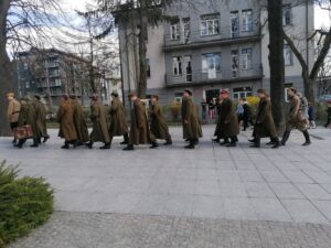 12.04.2022. Busko-Zdrój. 6. Marsz Katyński / Marta Gajda-Kruk / Radio Kielce