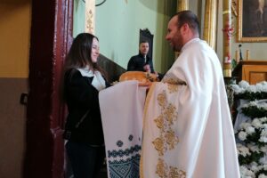 23.04.2022. Kazimierza Wielka. Liturgia Zmartwychwstania Pańskiego w obrządku greckokatolickim w kościele pw. Podwyższenia Krzyża Świętego. Na zdjęciu (po prawej): ks. Adrian Łychacz / Marta Gajda-Kruk / Radio Kielce