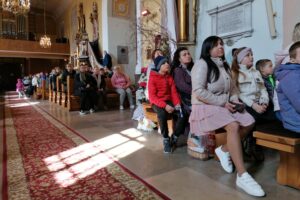 23.04.2022. Kazimierza Wielka. Liturgia Zmartwychwstania Pańskiego w obrządku greckokatolickim w kościele pw. Podwyższenia Krzyża Świętego / Marta Gajda-Kruk / Radio Kielce