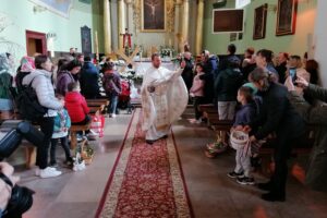 23.04.2022. Kazimierza Wielka. Liturgia Zmartwychwstania Pańskiego w obrządku greckokatolickim w kościele pw. Podwyższenia Krzyża Świętego. Na zdjęciu (w środku): ks. Adrian Łychacz / Marta Gajda-Kruk / Radio Kielce