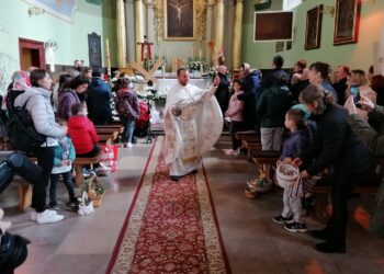 23.04.2022. Kazimierza Wielka. Liturgia Zmartwychwstania Pańskiego w obrządku greckokatolickim w kościele pw. Podwyższenia Krzyża Świętego. Na zdjęciu (w środku): ks. Adrian Łychacz / Marta Gajda-Kruk / Radio Kielce