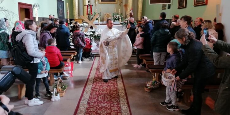 23.04.2022. Kazimierza Wielka. Liturgia Zmartwychwstania Pańskiego w obrządku greckokatolickim w kościele pw. Podwyższenia Krzyża Świętego. Na zdjęciu (w środku): ks. Adrian Łychacz / Marta Gajda-Kruk / Radio Kielce