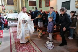 23.04.2022. Kazimierza Wielka. Liturgia Zmartwychwstania Pańskiego w obrządku greckokatolickim w kościele pw. Podwyższenia Krzyża Świętego. Na zdjęciu (po lewej): ks. Adrian Łychacz / Marta Gajda-Kruk / Radio Kielce