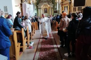 23.04.2022. Kazimierza Wielka. Liturgia Zmartwychwstania Pańskiego w obrządku greckokatolickim w kościele pw. Podwyższenia Krzyża Świętego. Na zdjęciu (w środku): ks. Adrian Łychacz / Marta Gajda-Kruk / Radio Kielce