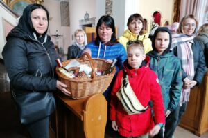 23.04.2022. Kazimierza Wielka. Liturgia Zmartwychwstania Pańskiego w obrządku greckokatolickim w kościele pw. Podwyższenia Krzyża Świętego / Marta Gajda-Kruk / Radio Kielce