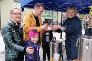 23.04.2022. Kazimierza Wielka. Kiermasz wielkanocny "Solidarni z Ukrainą" na Rynku / Marta Gajda-Kruk / Radio Kielce