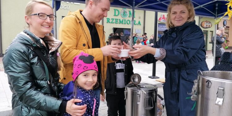 23.04.2022. Kazimierza Wielka. Kiermasz wielkanocny "Solidarni z Ukrainą" na Rynku / Marta Gajda-Kruk / Radio Kielce